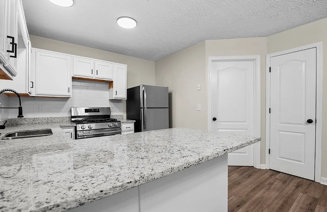 3 bed, 1206 sqft, $2,100 — Photo 2