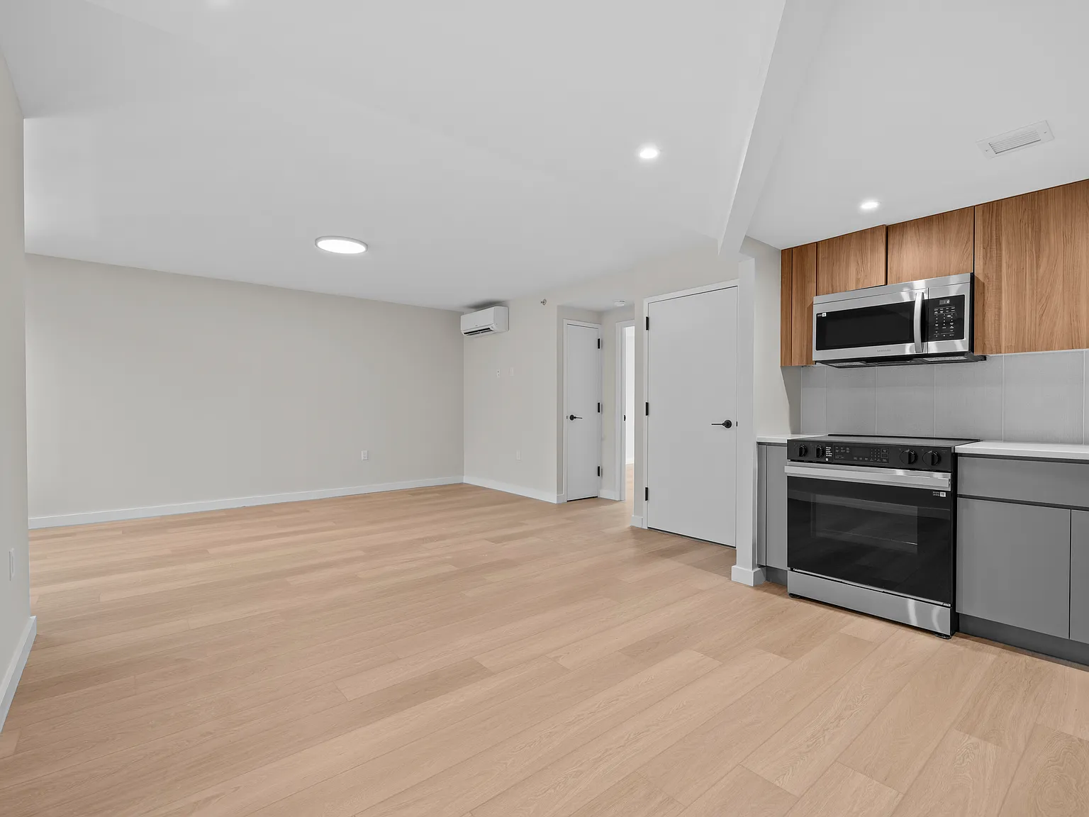 2905 West 17th Street — Photo 2