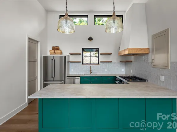 93 Village Pointe Ln, Asheville, NC 28803