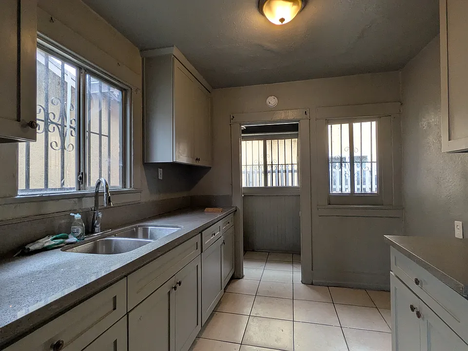 341 W 71st St