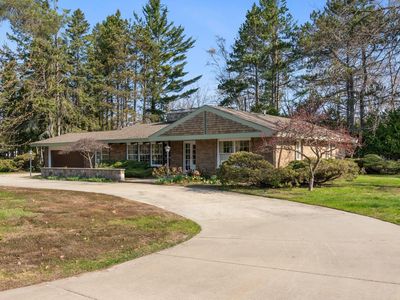 807 E Dixon Ave, Charlevoix, MI, 49720