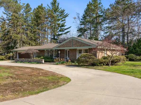807 E Dixon Ave, Charlevoix, MI 49720