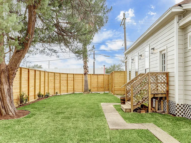 2721 Engelke St — Photo 23