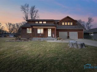2035 Bonnie Doone Dr, Oregon, OH 43616