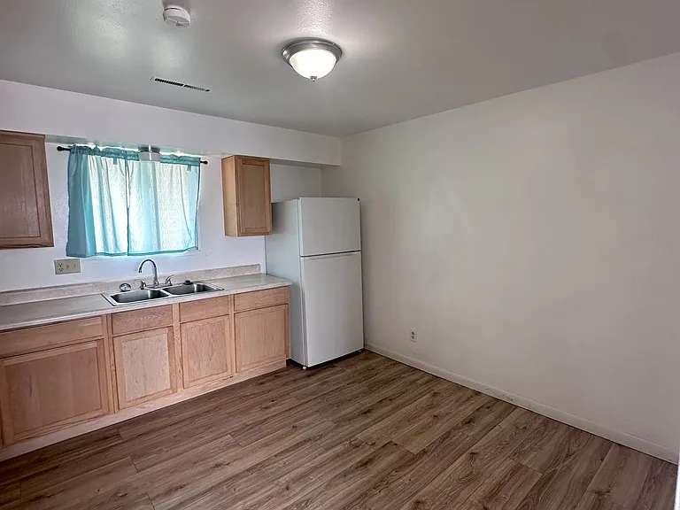 1627 W Maple St — Photo 4