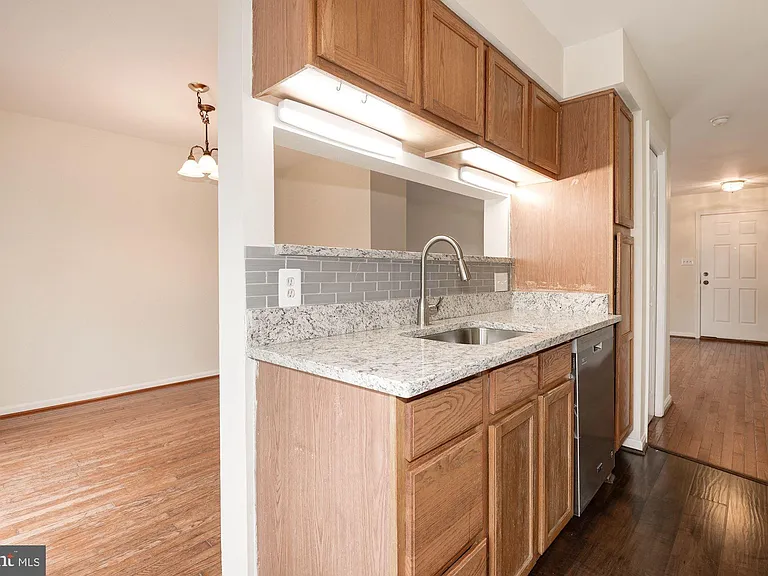 22037 Manning Sq — Photo 18