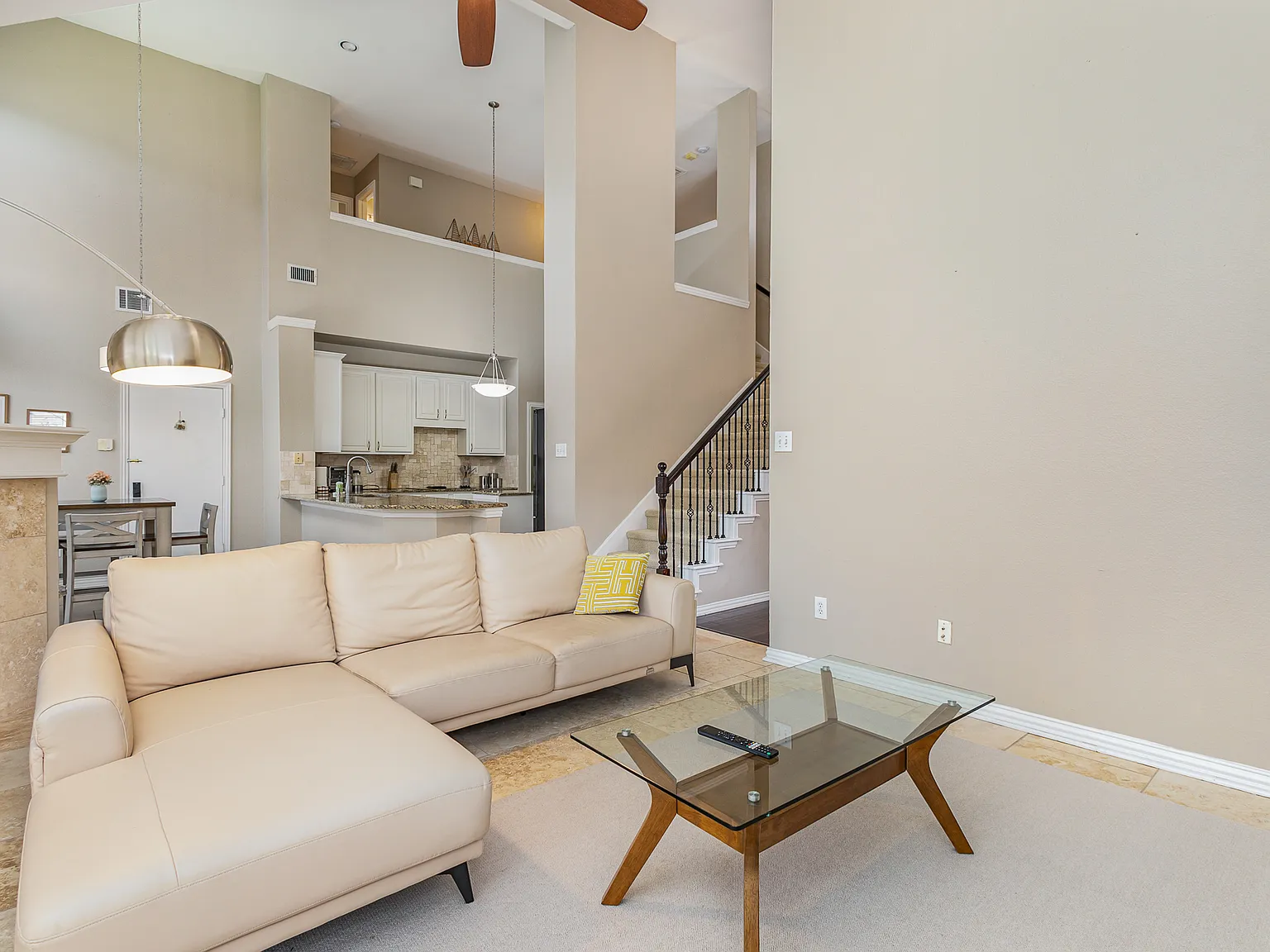 4 bed, 2580 sqft, $7,400 — Photo 2