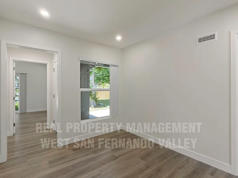 9801 Columbus Ave — Photo 24