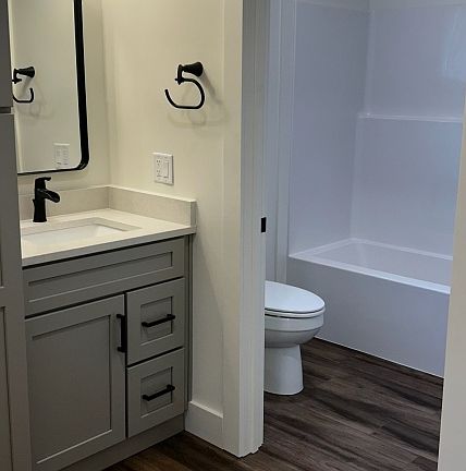 5th image of 187 Hocker St
