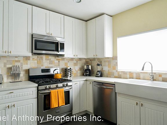 5th image of 1625 30th St #1627