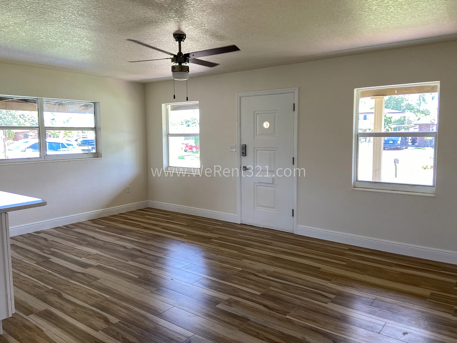 3 bed, 1360 sqft, $2,100 — Photo 4