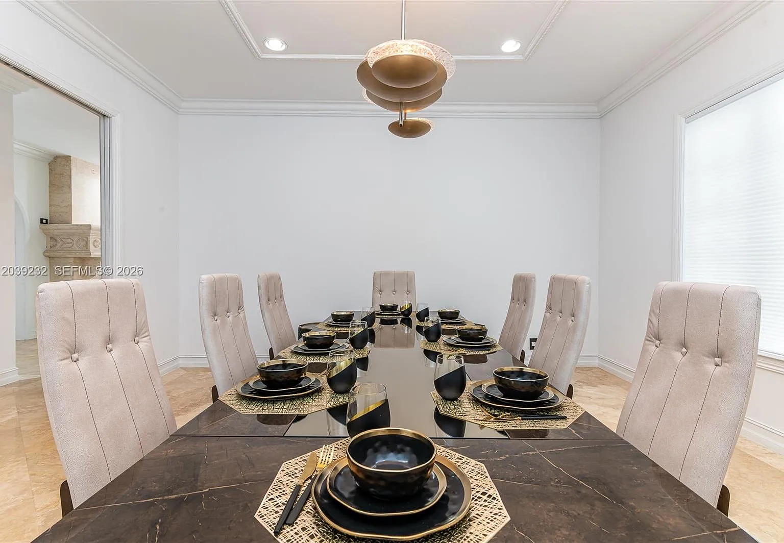 7 bed, 5807 sqft, $26,000 — Photo 4