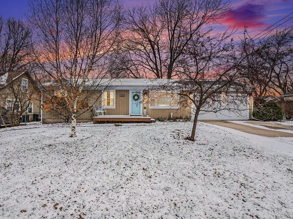 2406 Pine Lake Ave, Keego Harbor, MI 48320