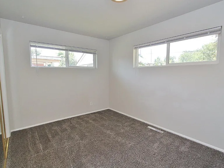 4011 W Greenbrier Dr — Photo 13