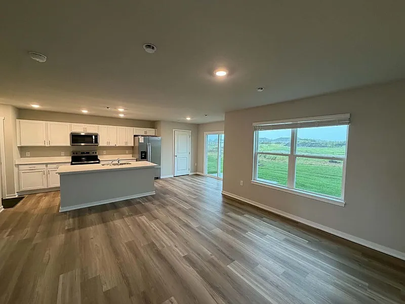 3 bed, 2.5 bath, 1511 sqft, $2,100 — Photo 2