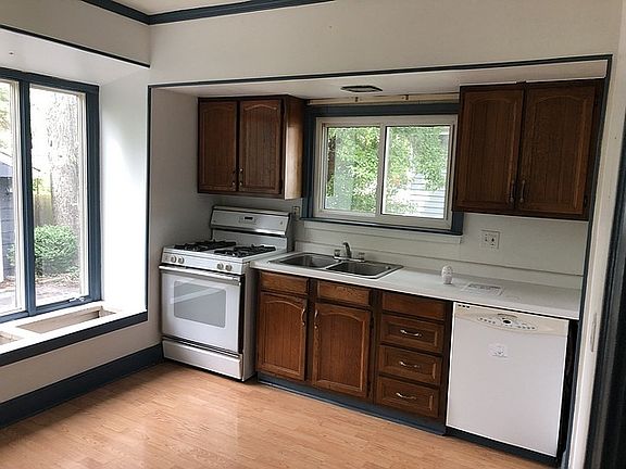 5th image of 302 E Beach St