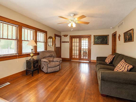 5th image of 1122 S Waco Ave