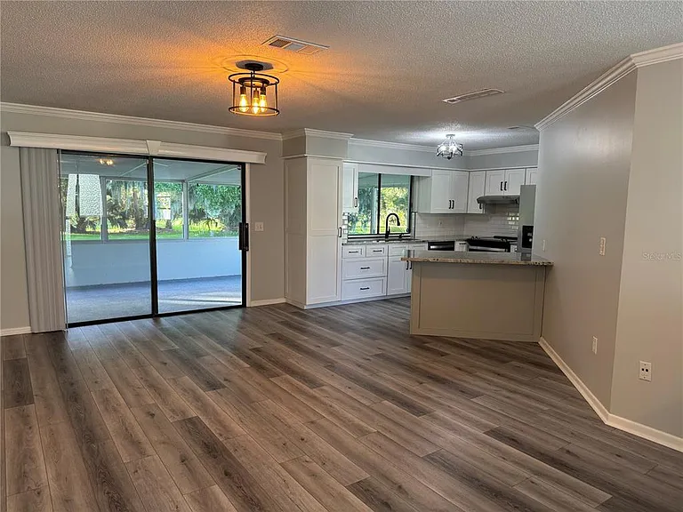 16 Courtney Pl — Photo 7