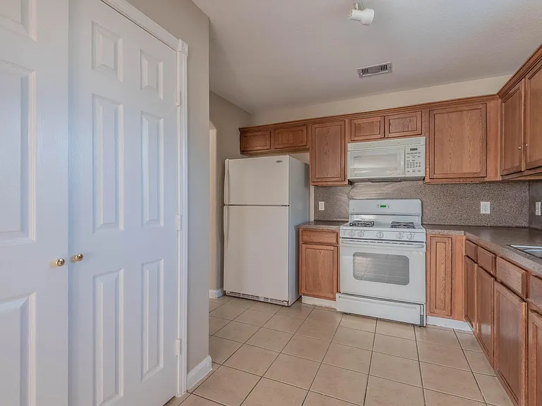 10203 Azalea Vlg — Photo 8