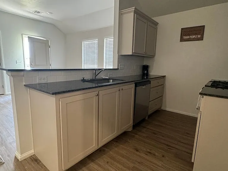 1323 SW Oklahoma Ave — Photo 5