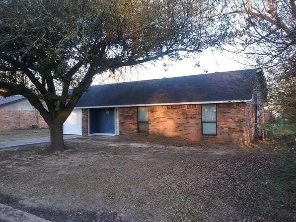 350 Town East Dr, Paris, TX 75462