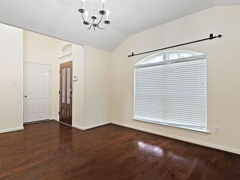 6022 Strong Bank — Photo 8