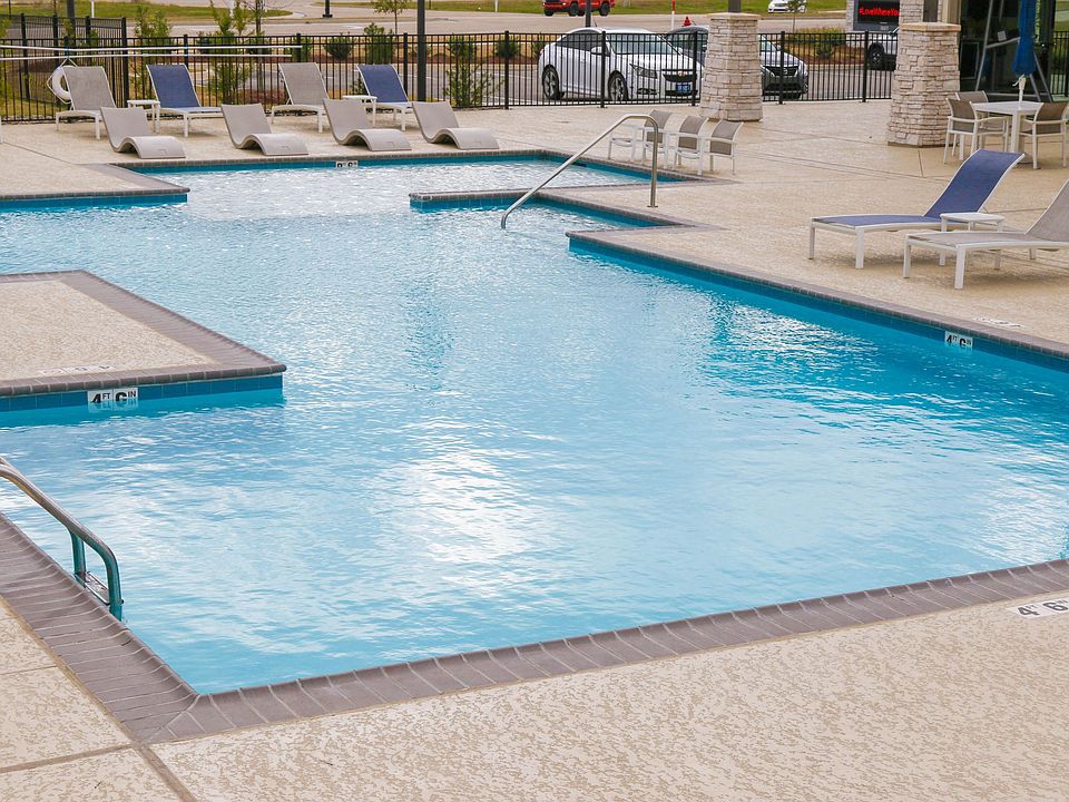 Sparkling Swimming Pool at The Retreat at Juban in Denham Springs, LA