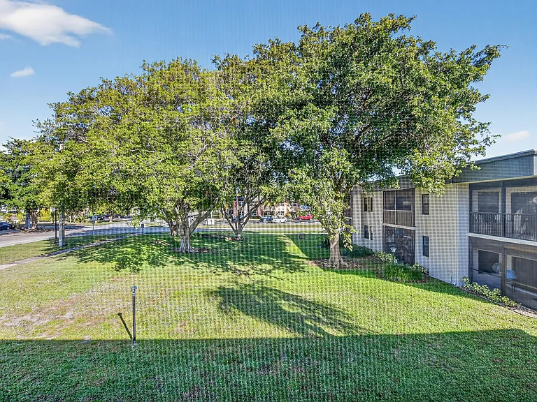 265 SE 10th St #11C — Photo 34