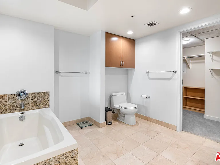 13700 Marina Pointe Dr #510 — Photo 15