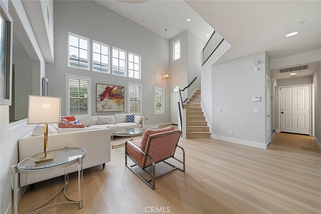 5 bed, 2600 sqft, $7,200 — Photo 4