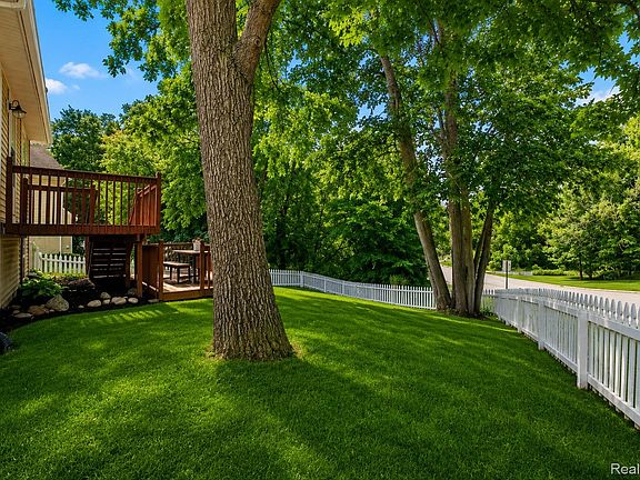 5th image of 420 Montclair Ln