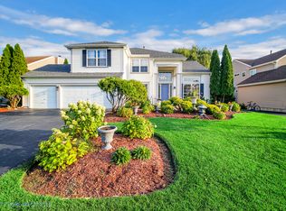 654 Willow Dr, Carol Stream, IL 60188