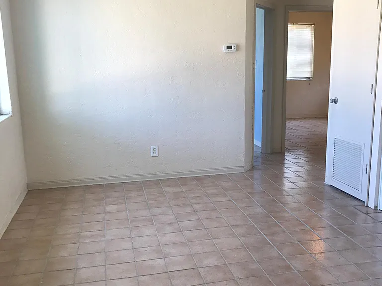 146 Laurie Dr — Photo 8