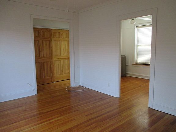 3rd image of 923 W Oakdale Ave #2D