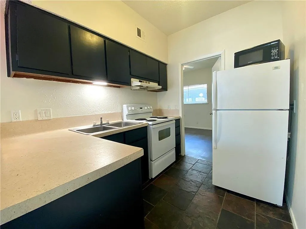 1 bed, 1.0 bath, 397 sqft, $899 — Photo 2