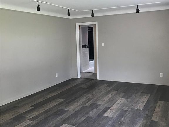 3rd image of 2079 Miramar Blvd