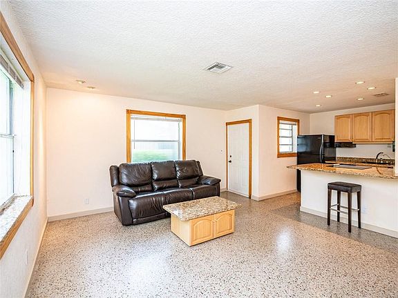 3rd image of 712 SW 14th Avenue #4