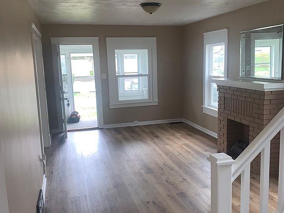 2nd image of 1537 Longfellow Ct NE