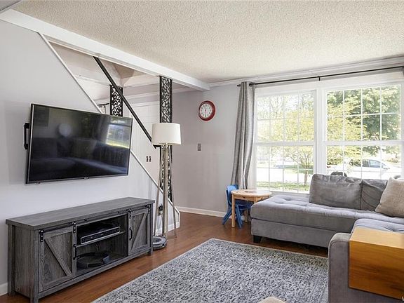 3rd image of 81 Fontaine Dr