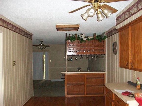 3rd image of 909 Vince Ln