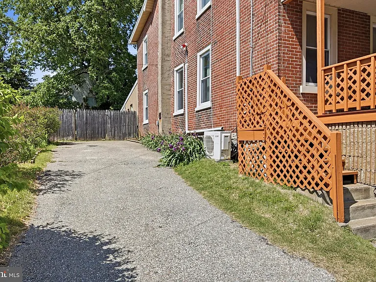 712 E Hector St — Photo 2