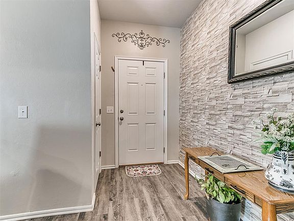 5th image of 827 Twin Lakes Dr