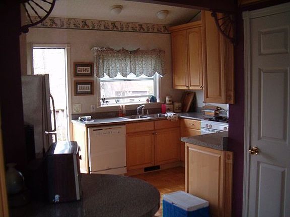 3rd image of 122 N Lavira Ave