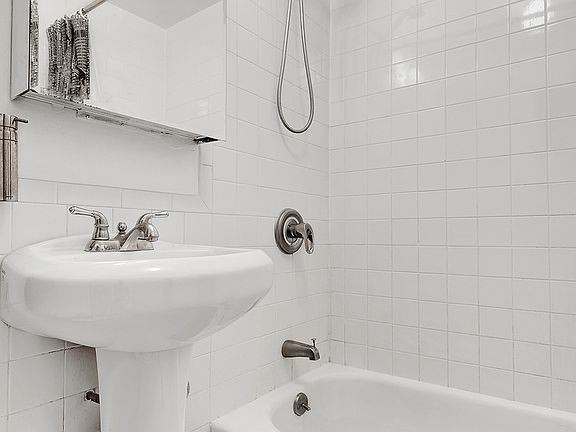 4th image of 312-320 W 23rd St #3R