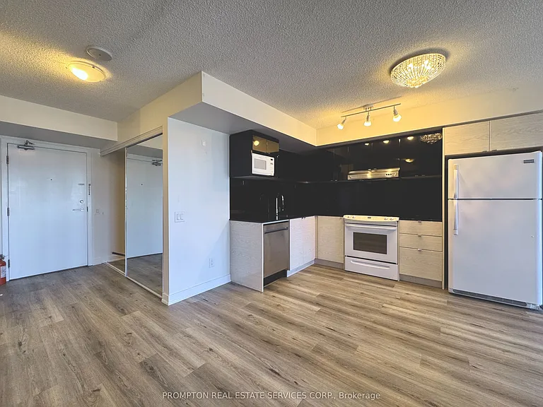 72 Esther Shiner Blvd #612 — Photo 2