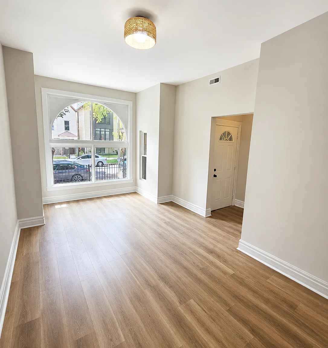 3 bed, 1100 sqft, $2,900 — Photo 3