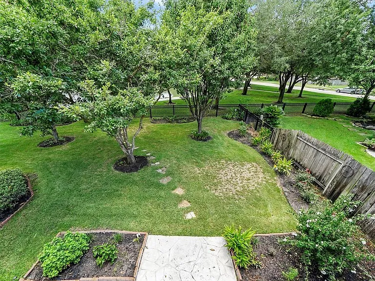 22311 Claysprings Ln — Photo 32