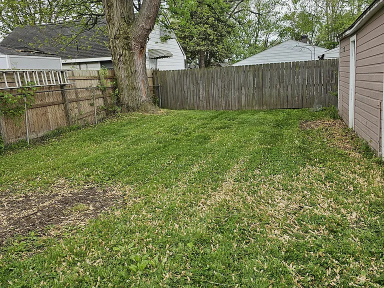 528 E Dallas Ave — Photo 24