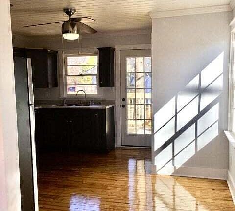 3rd image of 203 Red Oak St