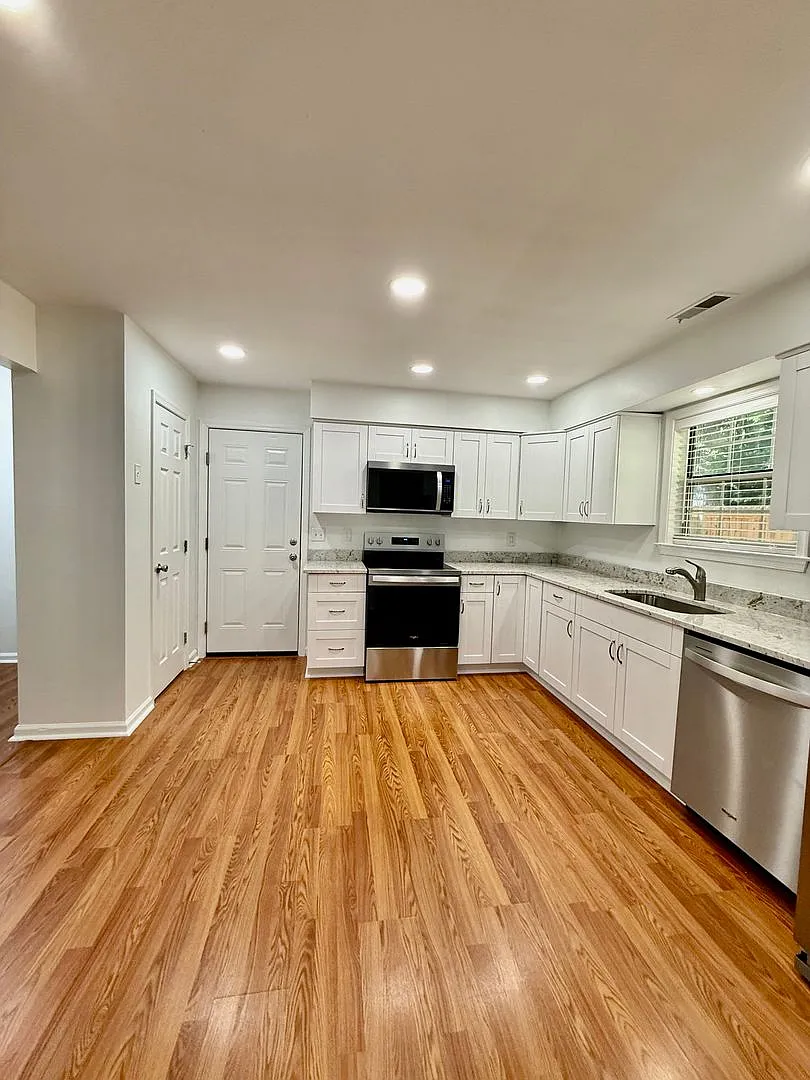 Completely Updated 3bd/2BA Home mins from Dam Neck/Oceana Bases! With Garage!! — Photo 1